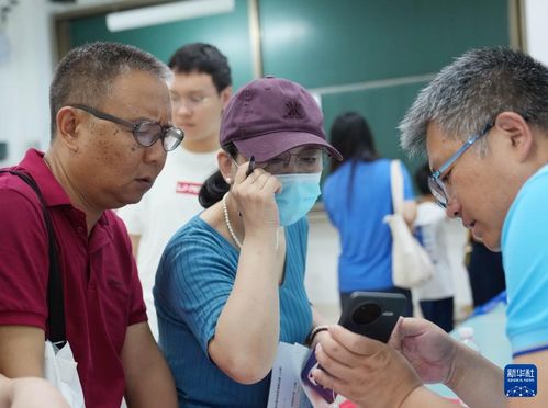 上海舉行2025年高校招生志愿填報(bào)現(xiàn)場咨詢會，助力考生科學(xué)規(guī)劃未來