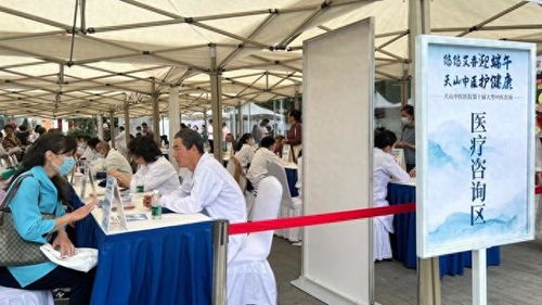 市民親手體驗(yàn)制作香囊，醫(yī)院十年如一日提供大型中醫(yī)咨詢服務(wù)